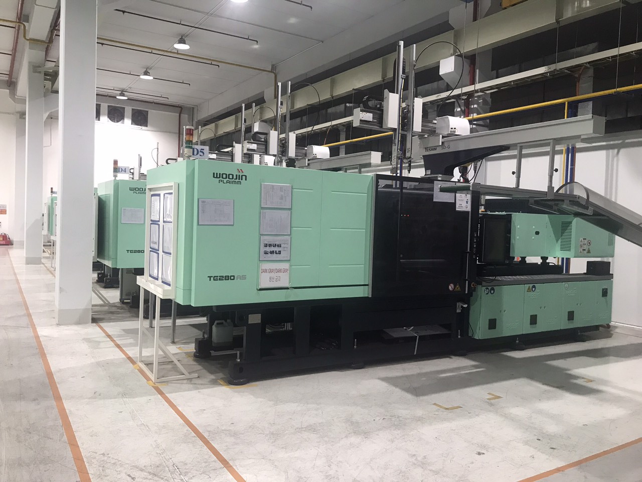 plastic injection molding machine.jpg